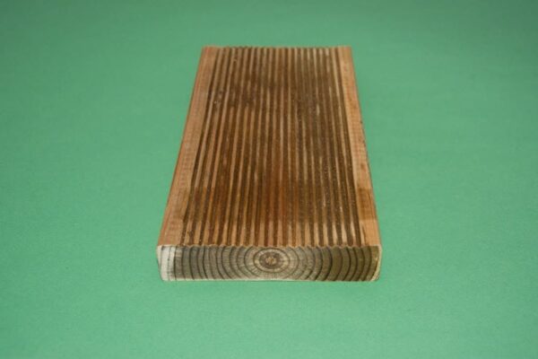 Immutatud terrassilaud 28x120 pruun rihveldatud