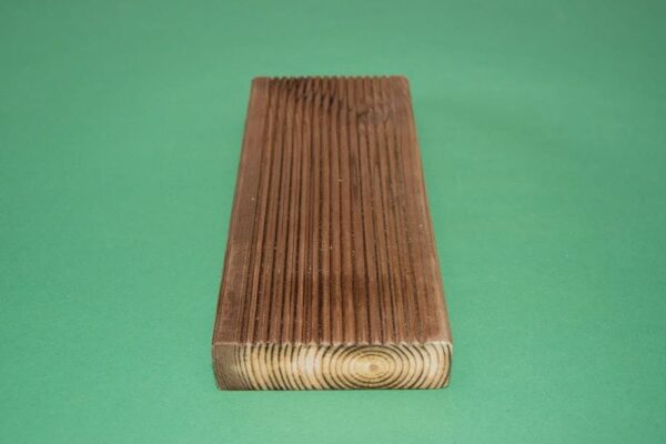 Immutatud terrassilaud 28x95 pruun rihveldatud