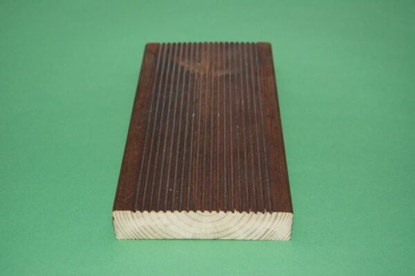 Kuumõlitatud terrassilaud 28x120 pruun rihveldatud pinnaga